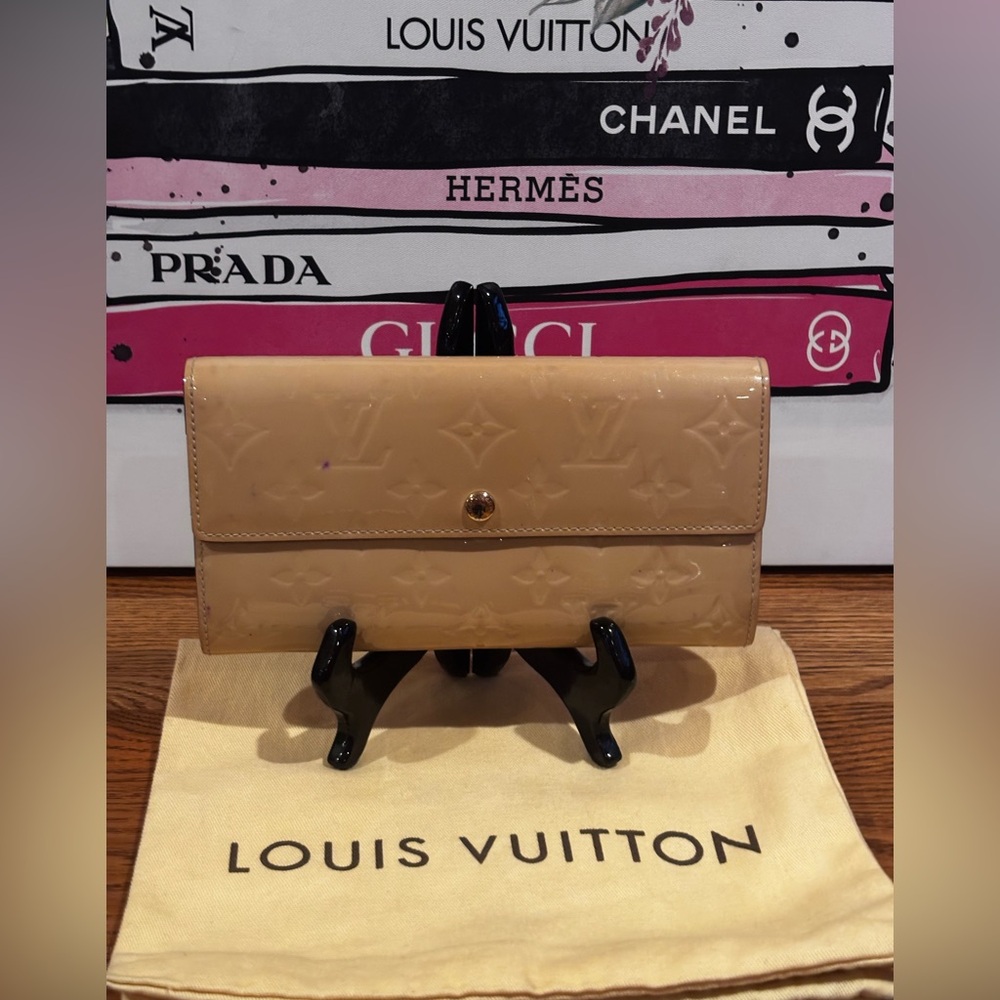 LOUIS VUITTON Vernis Sarah Bifold Wallet.